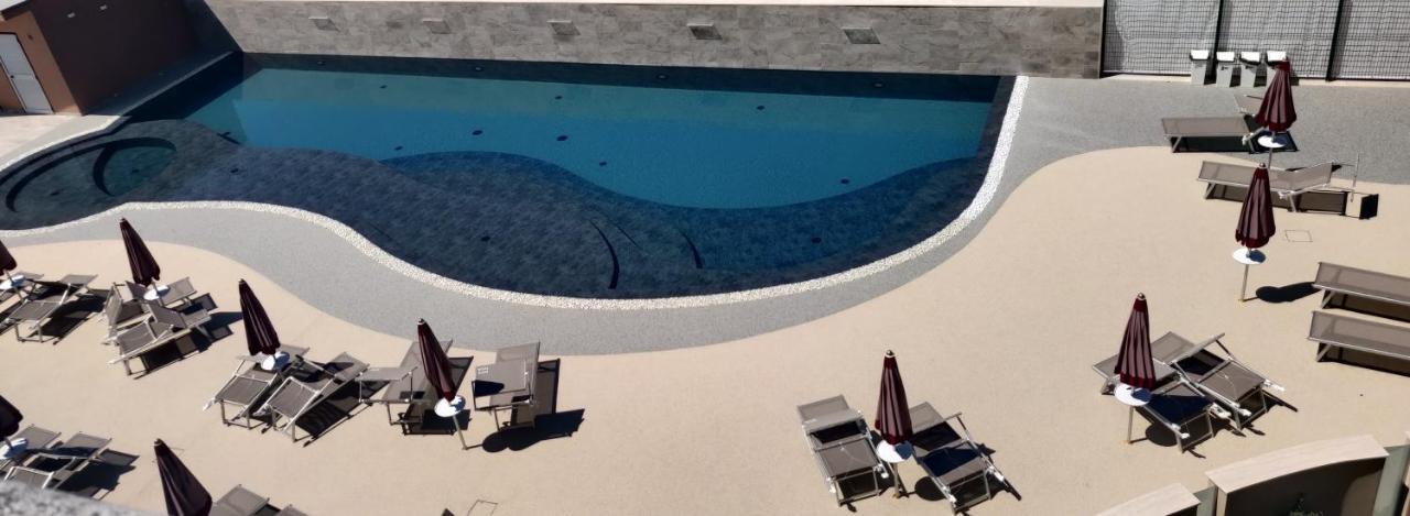 Hotel Baffo Rosso Alba Adriatica Eksteriør bilde
