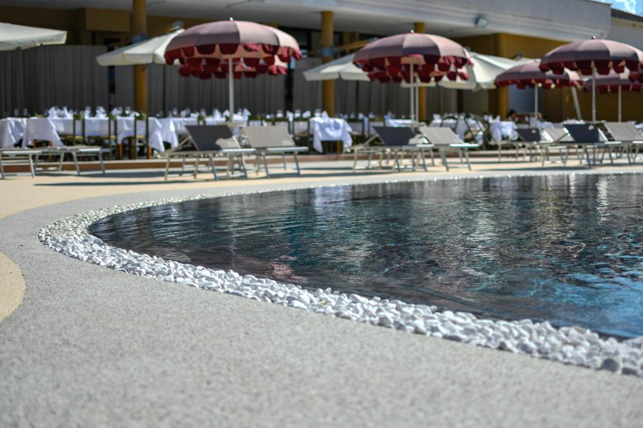 Hotel Baffo Rosso Alba Adriatica Eksteriør bilde