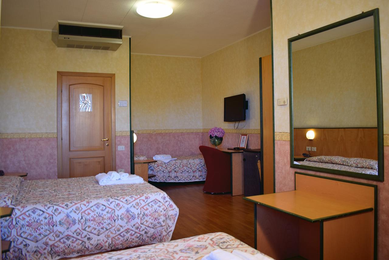 Hotel Baffo Rosso Alba Adriatica Eksteriør bilde