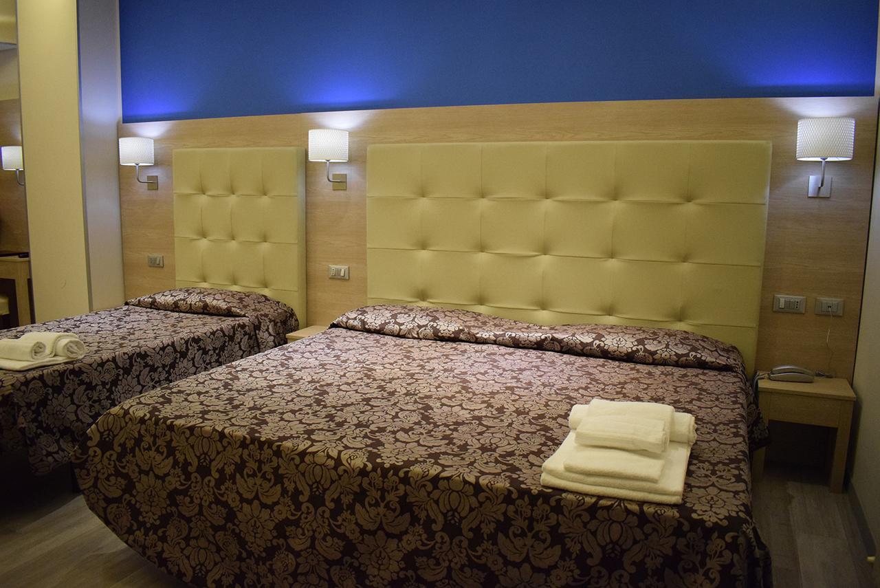 Hotel Baffo Rosso Alba Adriatica Eksteriør bilde