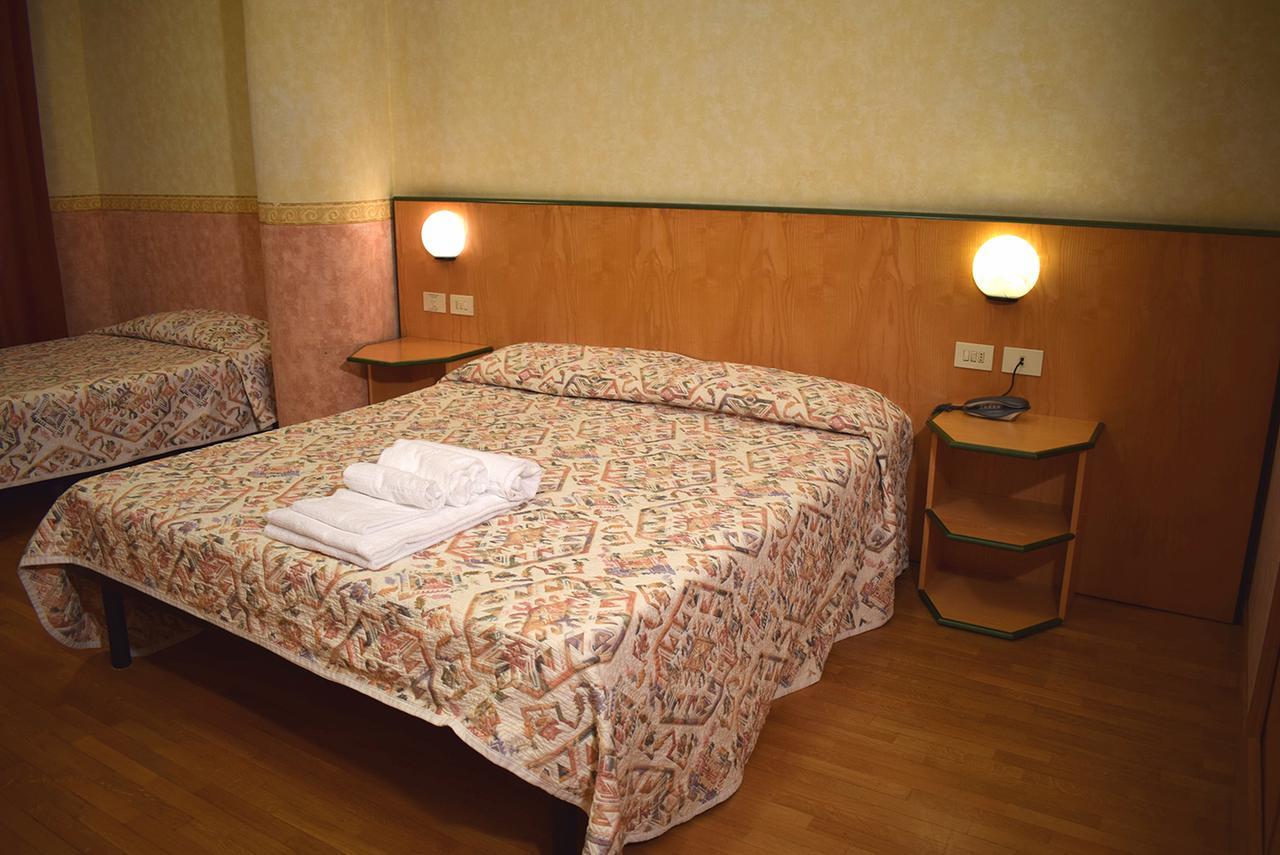 Hotel Baffo Rosso Alba Adriatica Eksteriør bilde