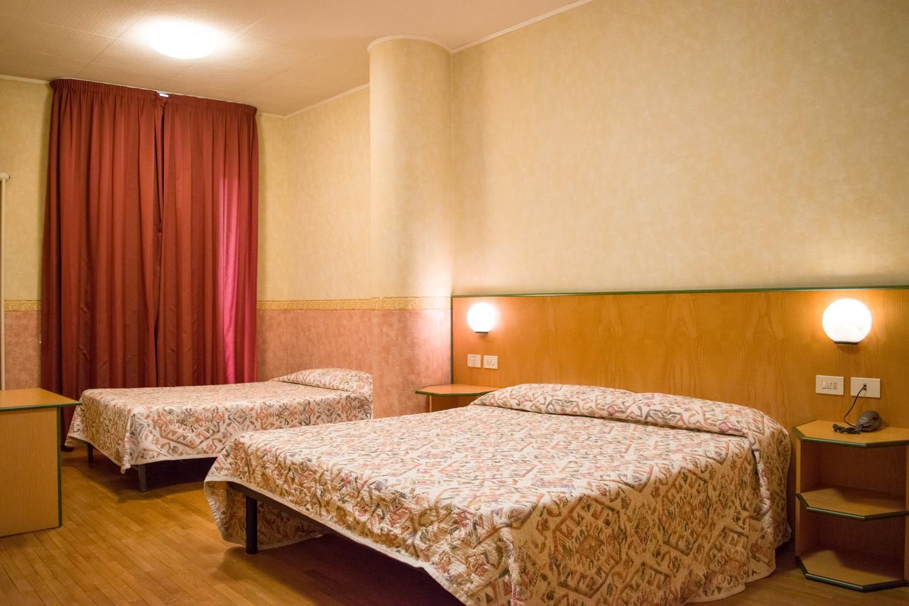 Hotel Baffo Rosso Alba Adriatica Eksteriør bilde